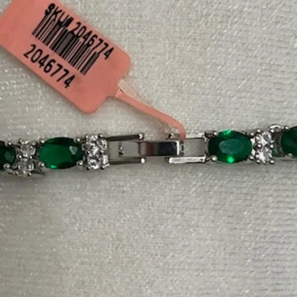 NWT Elegant Green & White Cubic Zirconia Necklace 16 inches - Picture 6 of 8